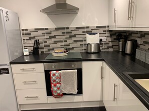 Kühlschrank, Mikrowelle, Ofen, Herdplatte