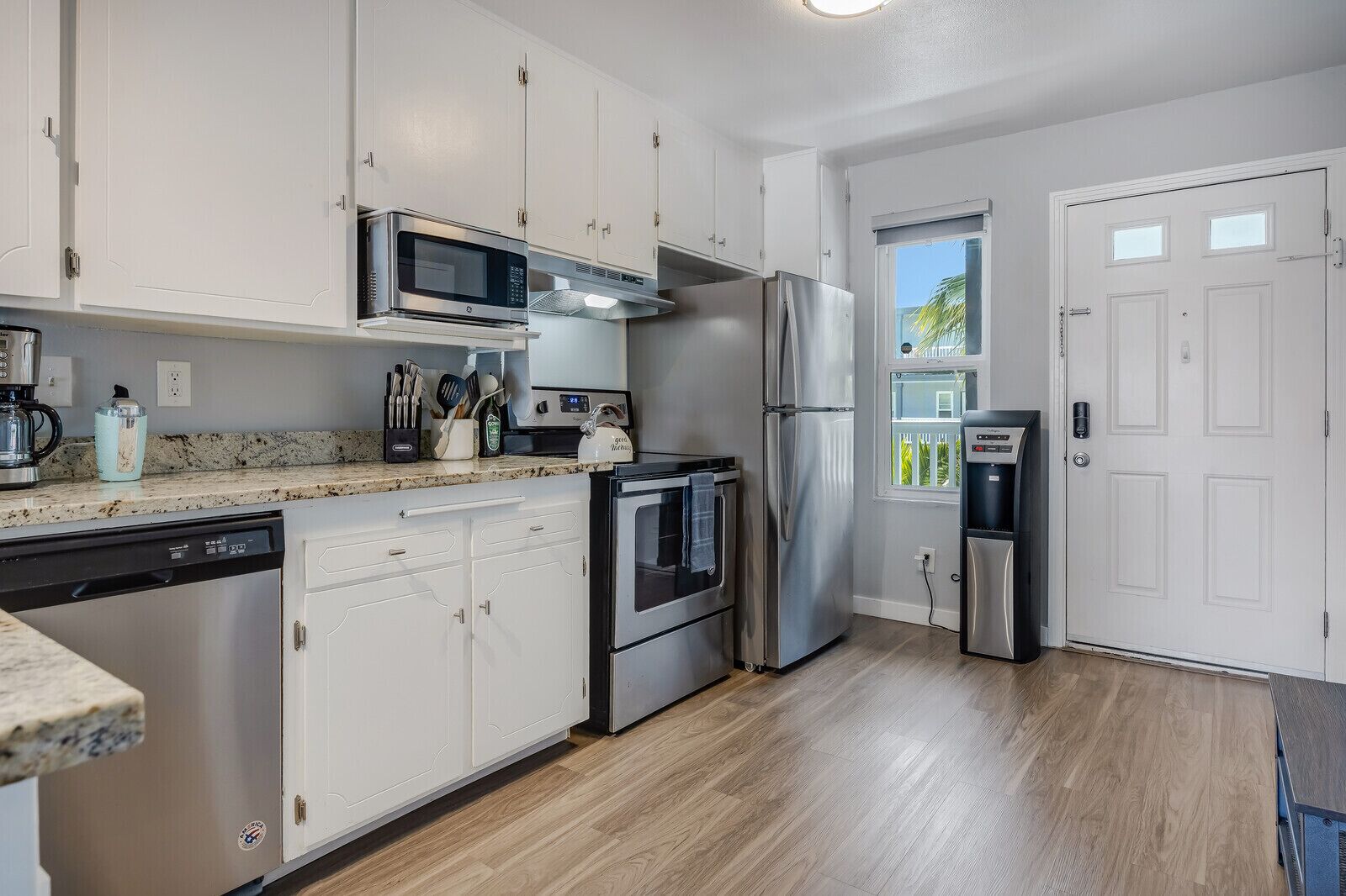 2BD,Pool,Ocean View, Parking, BBQ, Surfers Wanted