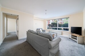 Living room - Spacious Pet Friendly 2-bed Apartment in Redhill (Redhill)