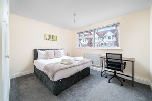 2 bedrooms, iron/ironing board, free WiFi, bed sheets - Spacious Pet Friendly 2-bed Apartment in Redhill (Redhill)