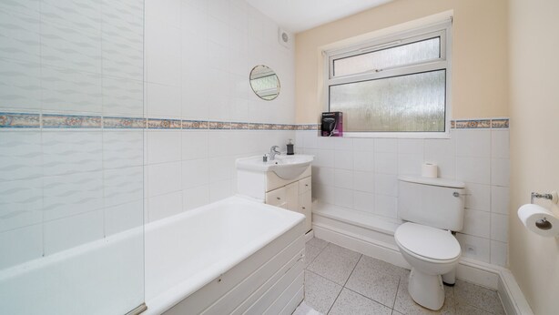 Une salle de bain avec une baignoire, un lavabo et des toilettes.