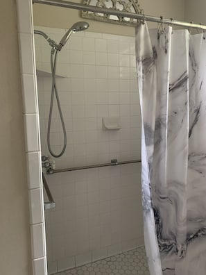 Badkar/dusch, hårtork, handdukar och tvål