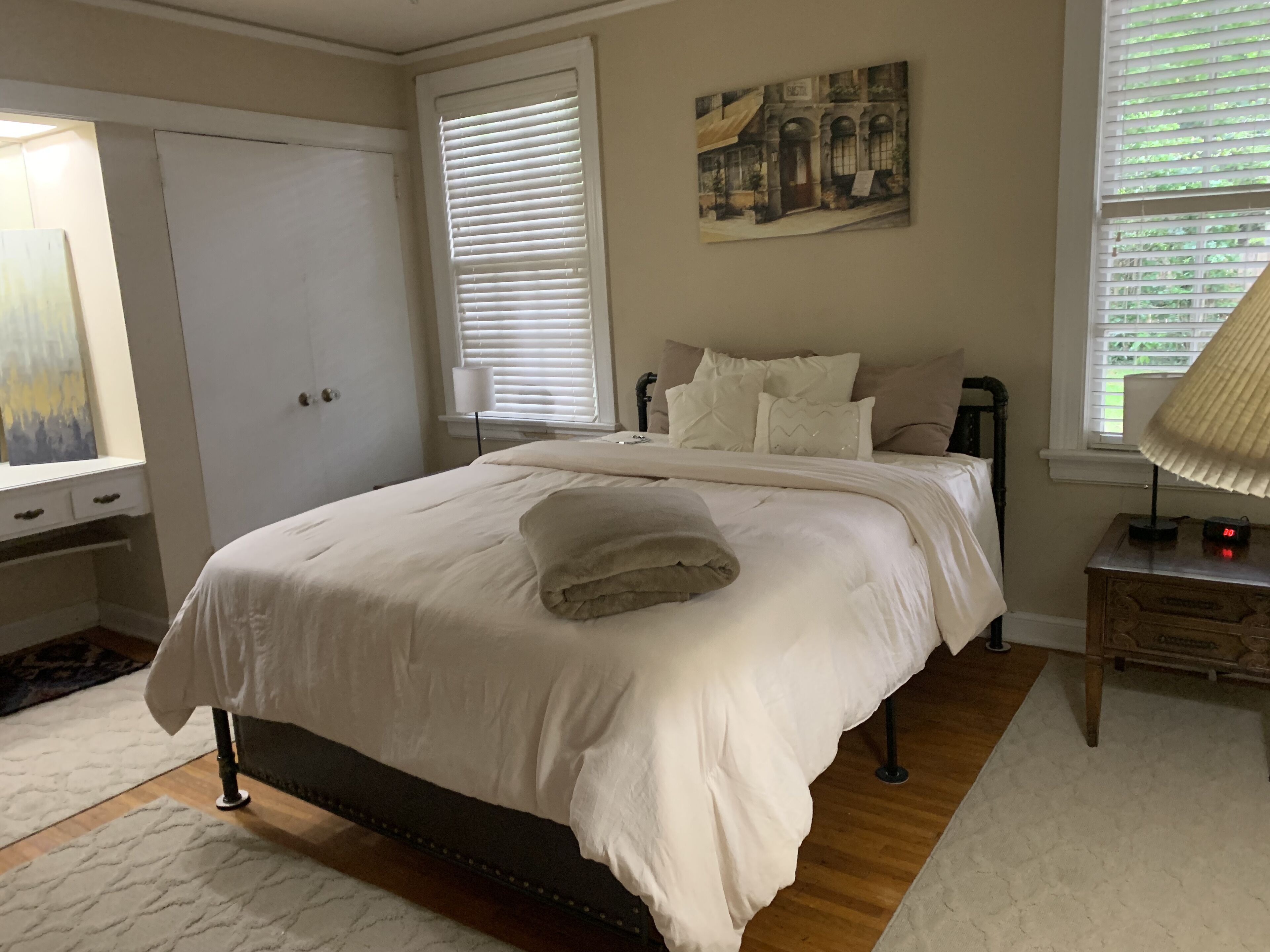 3 habitaciones, escritorio, tabla de planchar con plancha y wifi gratis 