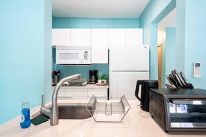 Réfrigérateur, micro-ondes, plaque de cuisson, cafetière/bouilloire