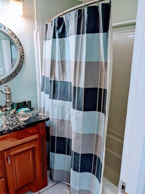 Combined shower/tub, hair dryer - Beautiful Condo Steps from the Beach-Sleeps 4 (Myrtle Beach)