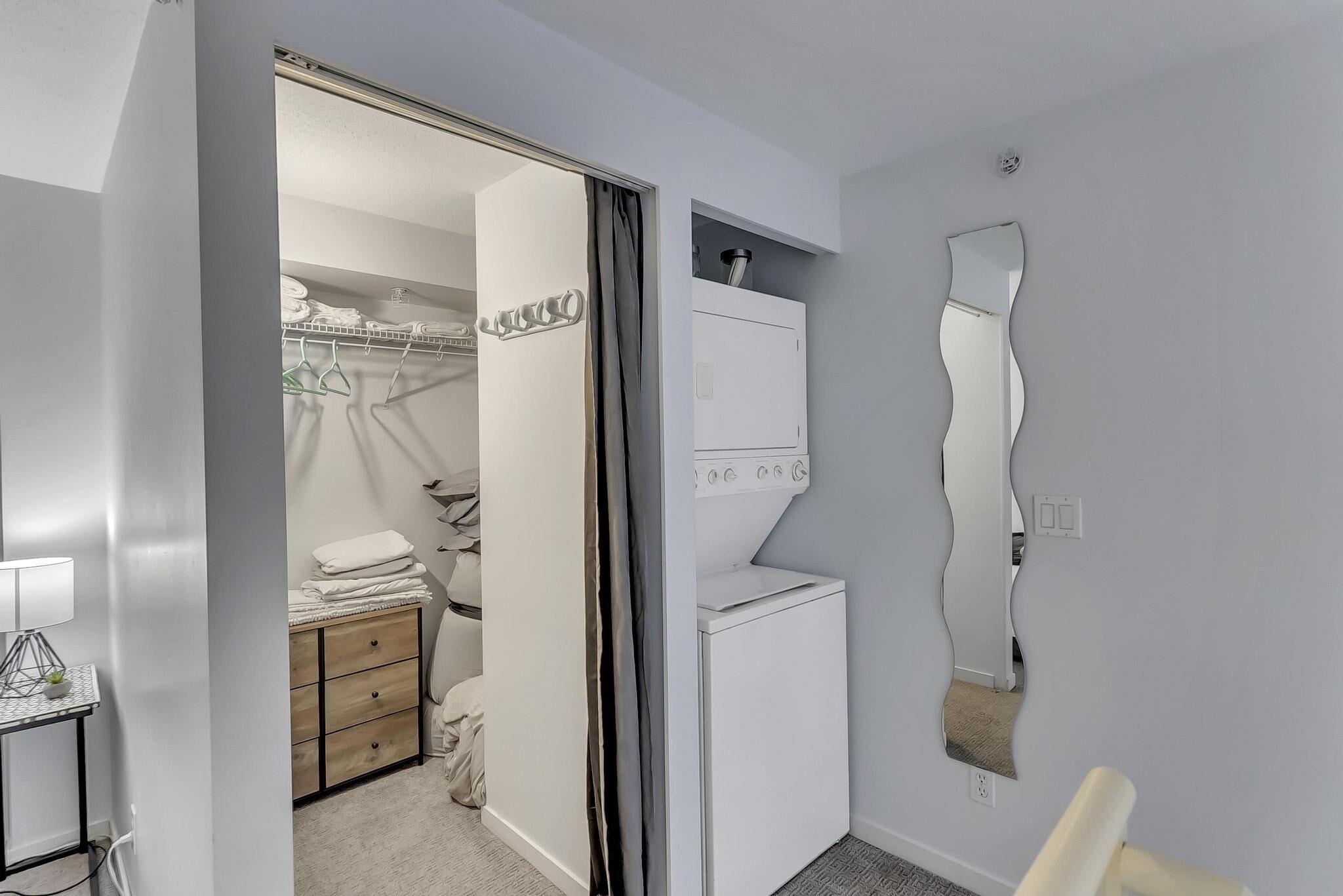 Un bagno moderno con doccia, WC e lavandino.