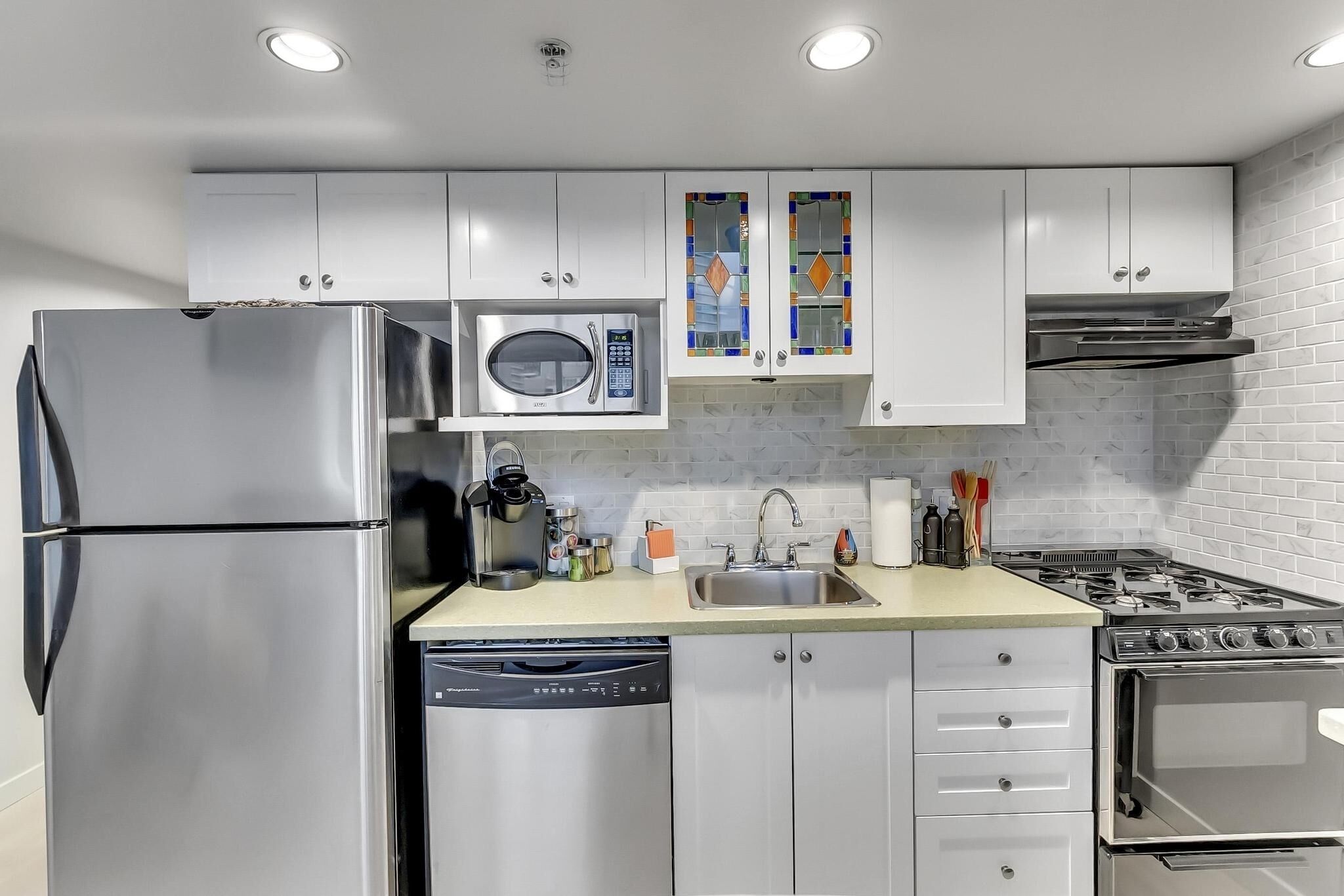 Modern DT Vancouver Loft In The Heart Of The City. Parking included.