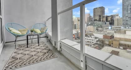 Contemporary DT Vancouver Loft In The Heart Of The City. Parking included