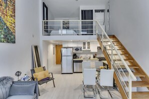 Interior - Contemporary DT Vancouver Loft In The Heart Of The City. Parking included (Vancouver)