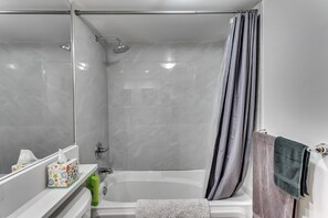 Combined shower/bathtub, hair dryer, towels, soap - Modern DT Vancouver Loft. Parking included. Close to BC Place Stadium.  (Vancouver)