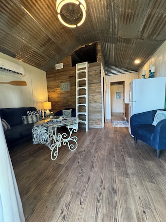 Smart TV. Lake Front Cabin with Marina Access