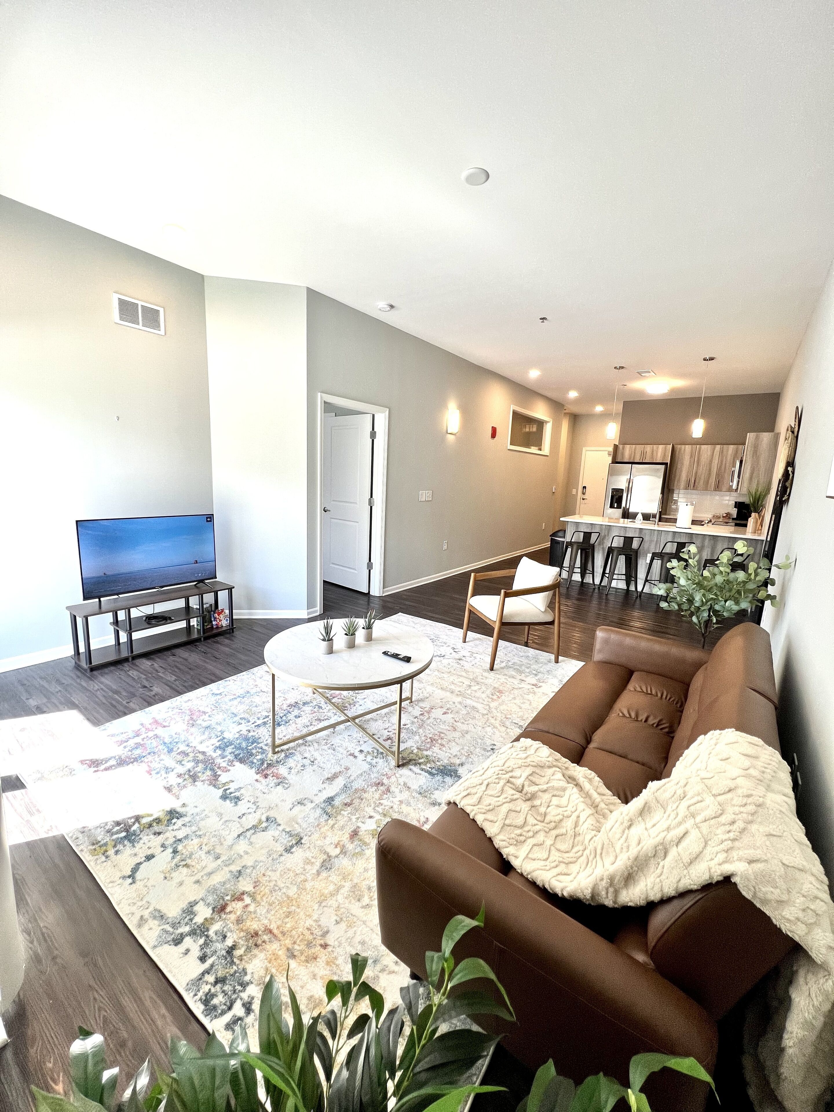 Luxe 2BD/2BA Apt + FREE Parking+Deck+Gym+Wifi