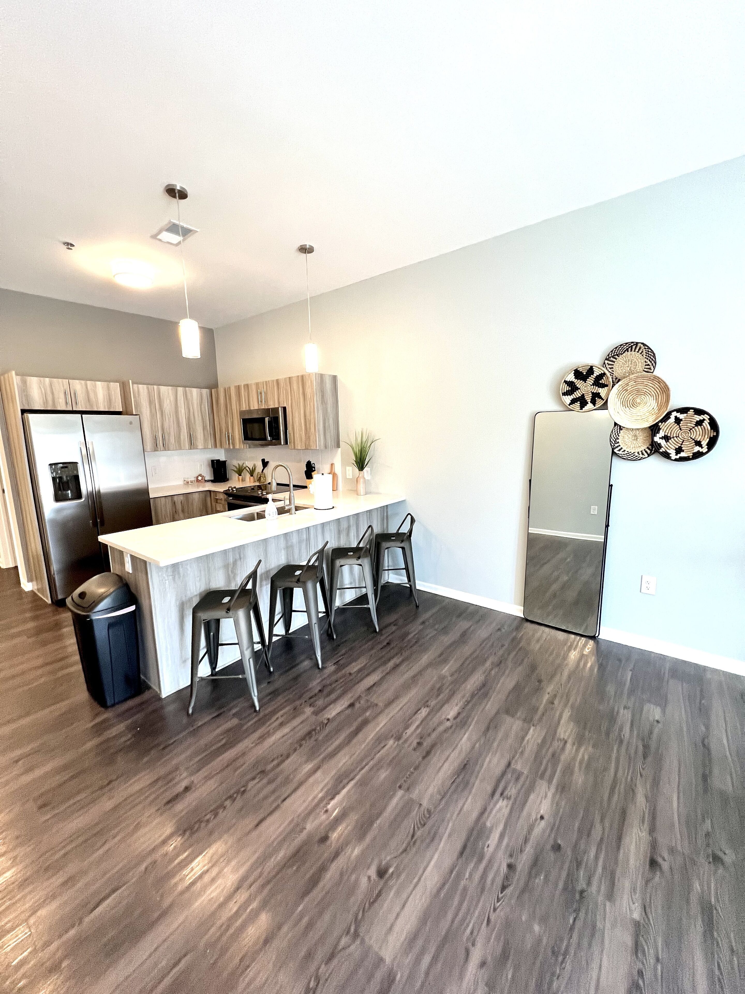 Luxe 2BD/2BA Apt + FREE Parking+Deck+Gym+Wifi