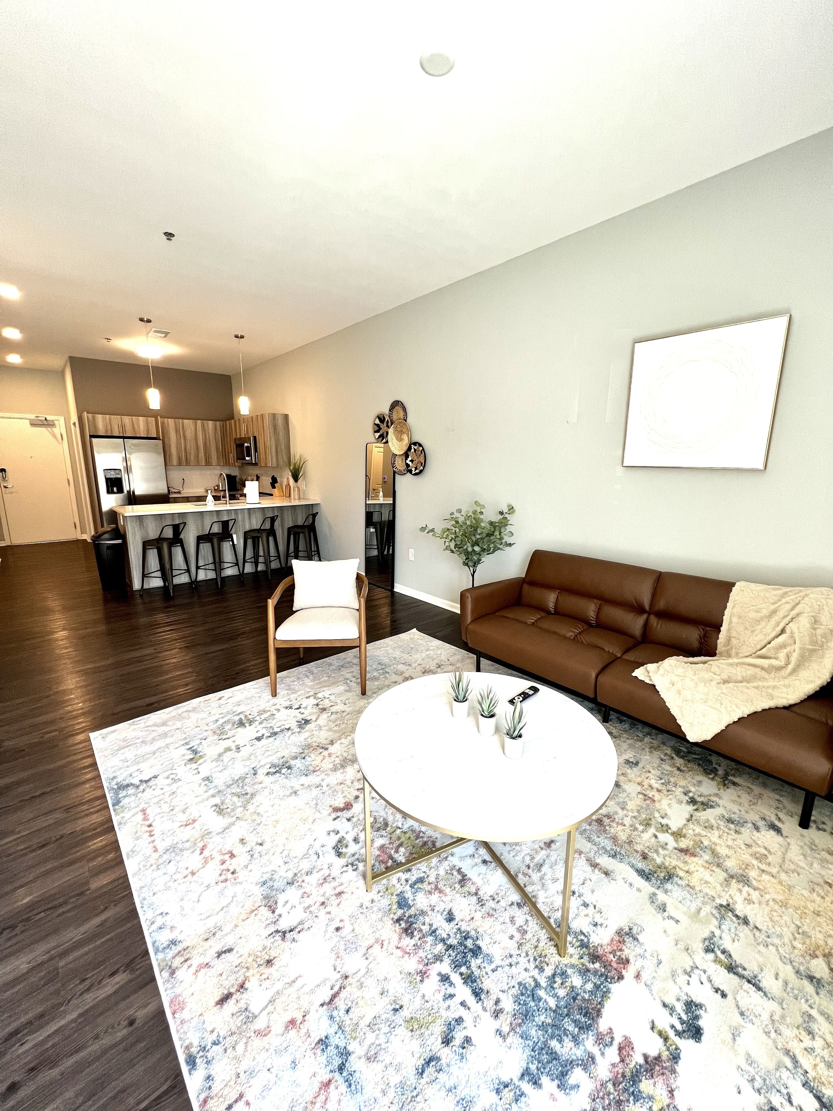 Luxe 2BD/2BA Apt + FREE Parking+Deck+Gym+Wifi