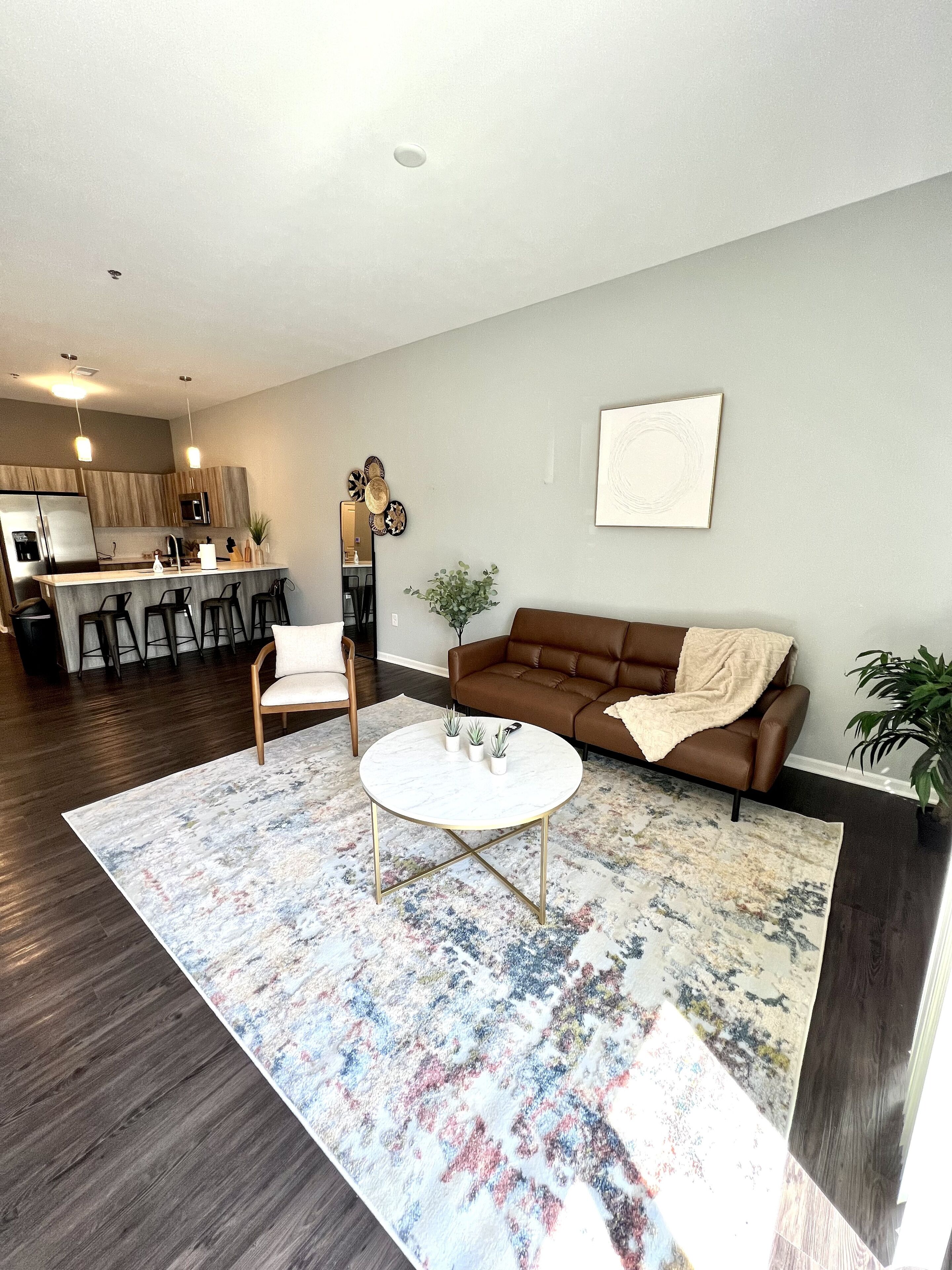 Luxe 2BD/2BA Apt + FREE Parking+Deck+Gym+Wifi