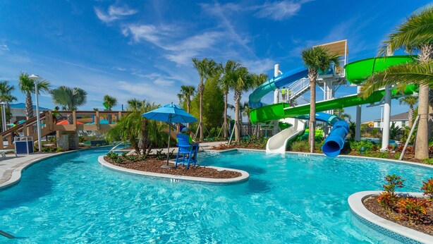 Une piscine avec un toboggan et un espace de jeux pour enfants.