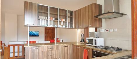 Een koelkast, een microgolfoven, een oven, een kookplaat