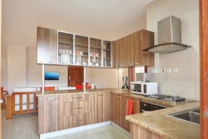 Frigorifero, microonde, forno, piano cottura