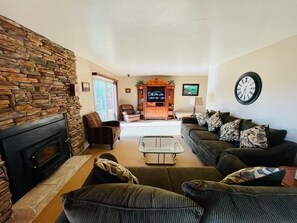 TV connectée, cheminée, baby-foot