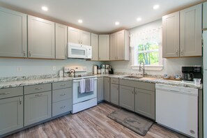 Fridge, microwave, oven, stovetop - Bar Harbor House in town owned by local family Acadia entrance around the corner (Bar Harbor)