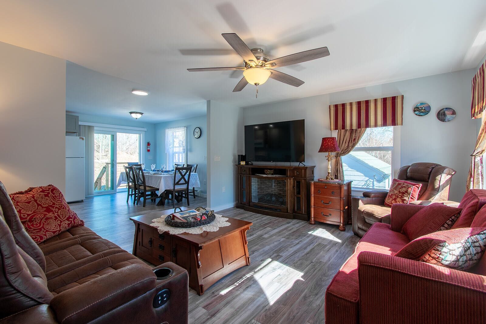 スマートテレビ、暖炉、書庫、ミュージックライブラリ