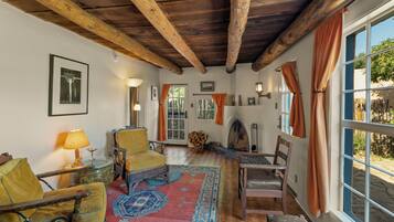 Télévision, cheminée, livres, imprimantes