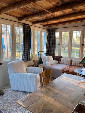 Televisión, chimenea, libros y impresora 