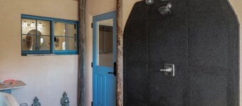 Historic Adobe Casita with hot tub, fiber optic, and modern amenities