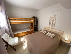 2 Schlafzimmer, Bügeleisen/Bügelbrett