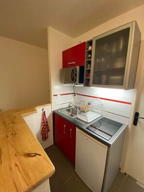 Réfrigérateur, micro-ondes, four, plaque de cuisson