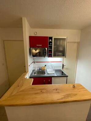 Réfrigérateur, micro-ondes, four, plaque de cuisson