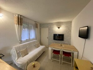Fernseher, Kamin, Musikbibliothek, Stereoanlage