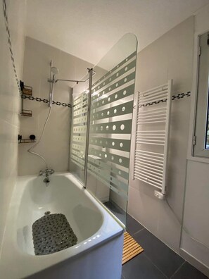 Baignoire, sèche-cheveux, savon, papier toilette
