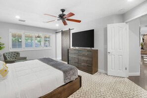 Desk, iron/ironing board, travel crib, free WiFi - Phoenix | Pool | Pool Table | BBQ |4BR w/ Gameroom (Phoenix)