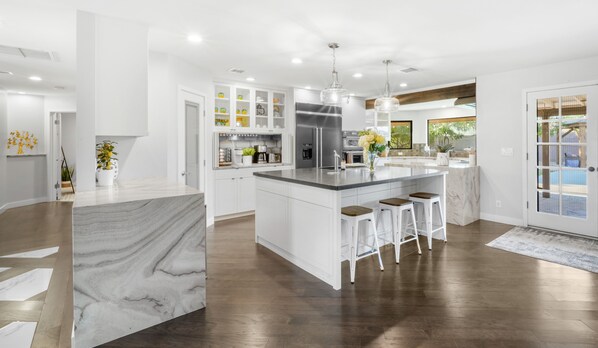 Fridge, microwave, oven, stovetop - Phoenix Pool ~ Pool Table ~ BBQ ~ 4 BR: Luxury! (Phoenix)