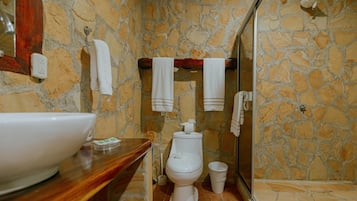 Phòng đôi Deluxe | Phòng tắm | Bồn tắm và buồng tắm vòi sen riêng, đồ dùng nhà tắm miễn phí