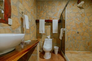 Deluxe tweepersoonskamer | Badkamer | Een aparte badkuip en douche, gratis toiletartikelen, een haardroger
