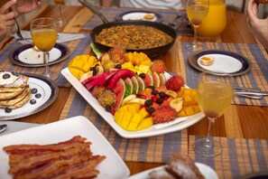 Daily full breakfast for a fee - Oasis Diverse Adult Retreat. (Quepos)