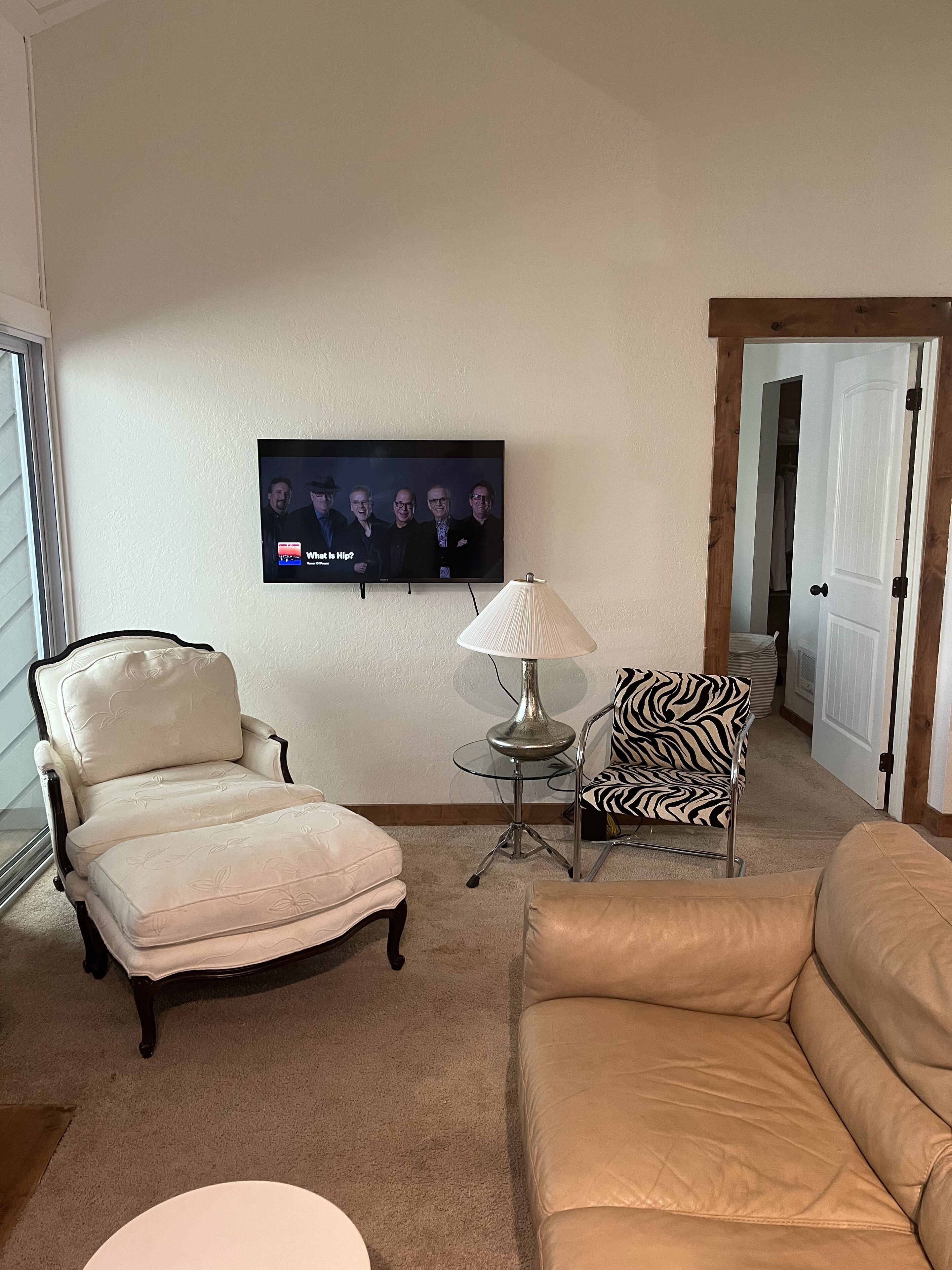 Gorgeous, quiet loft condo--walk to gondola