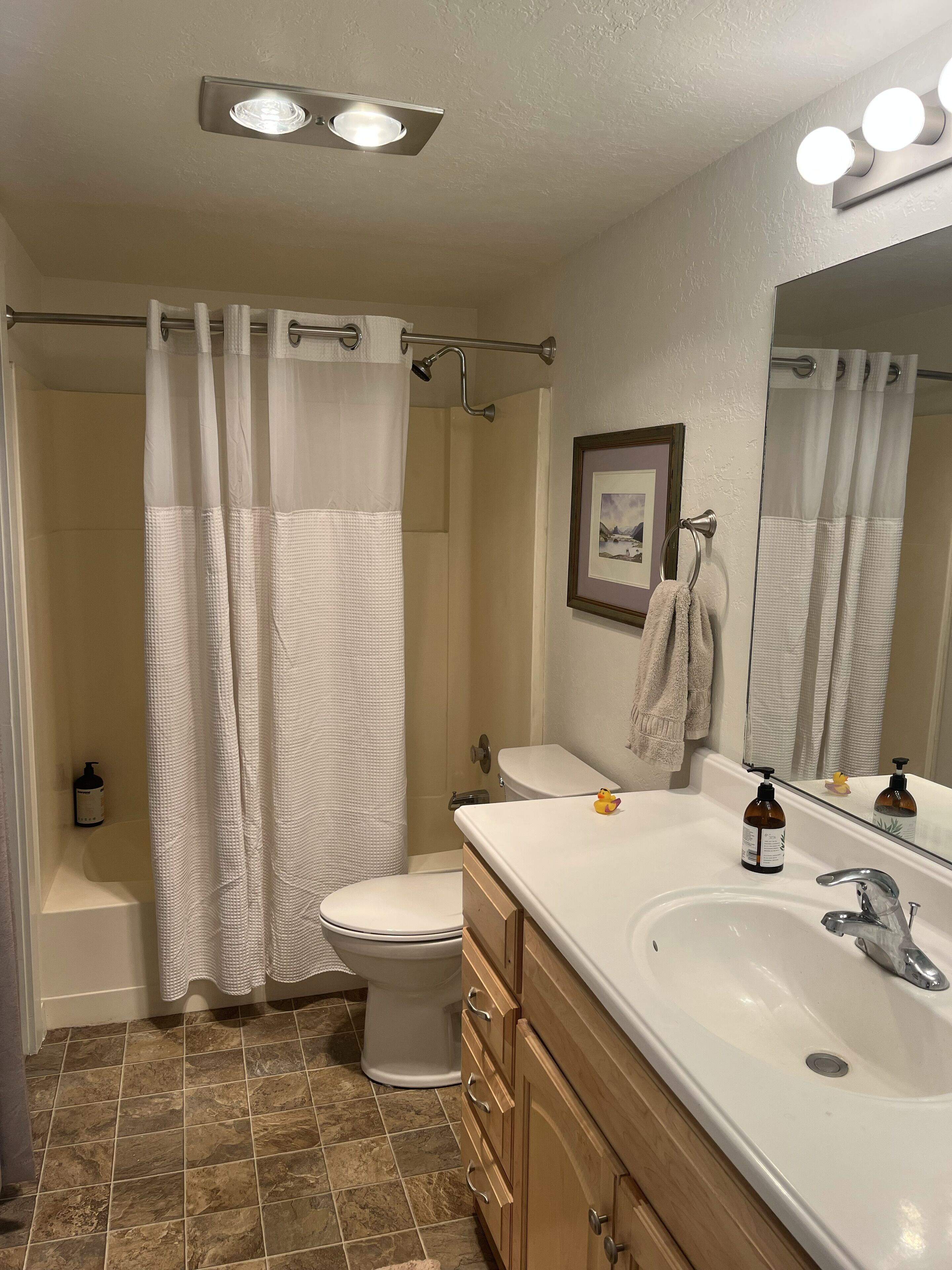 Gorgeous, quiet loft condo--walk to gondola