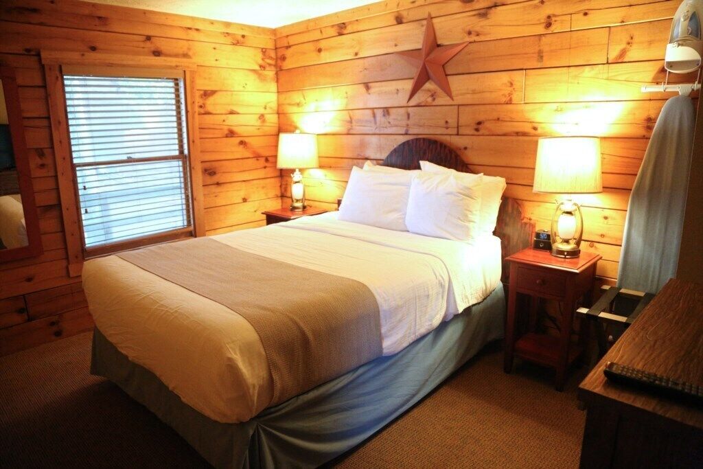 Sumptuous Shenandoah Crossing, 2 Bedroom Resort Cabin, Just A Mile To Your Favorite Destinations