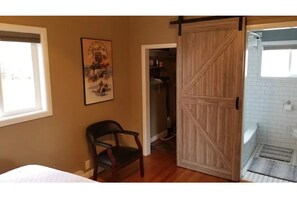 1 bedroom, iron/ironing board, free WiFi, bed sheets - Cozy Hideaway with views of 3 Mountain Ranges (Clyde Park)