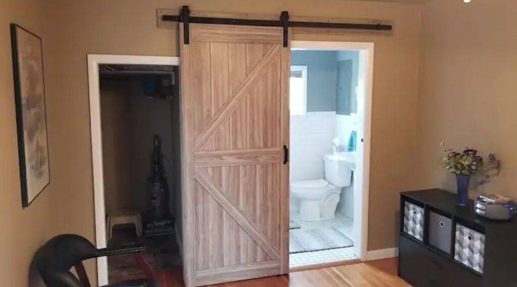 Combined shower/tub, hair dryer, towels, soap
