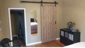 1 bedroom, iron/ironing board, free WiFi, bed sheets - Cozy Hideaway with views of 3 Mountain Ranges (Clyde Park)