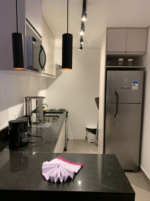 Departamento básico | Cocina privada | Refrigerador con congelador, microondas, cafetera y tetera y tostadora 