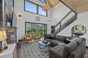 Smart-TV, Kamin, Videospiele, Bücher