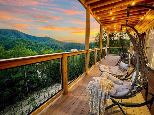 New Spacious Cabin w/ Stunning Views, Easy Drive, Indoor Pool, Theater, Game Rm