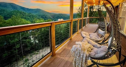 New Spacious Cabin w/ Stunning Views, Easy Drive, Indoor Pool, Theater, Game Rm