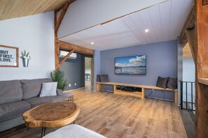 Smart TV, fireplace - 33 Vines Winery & Vineyard (Napanee)