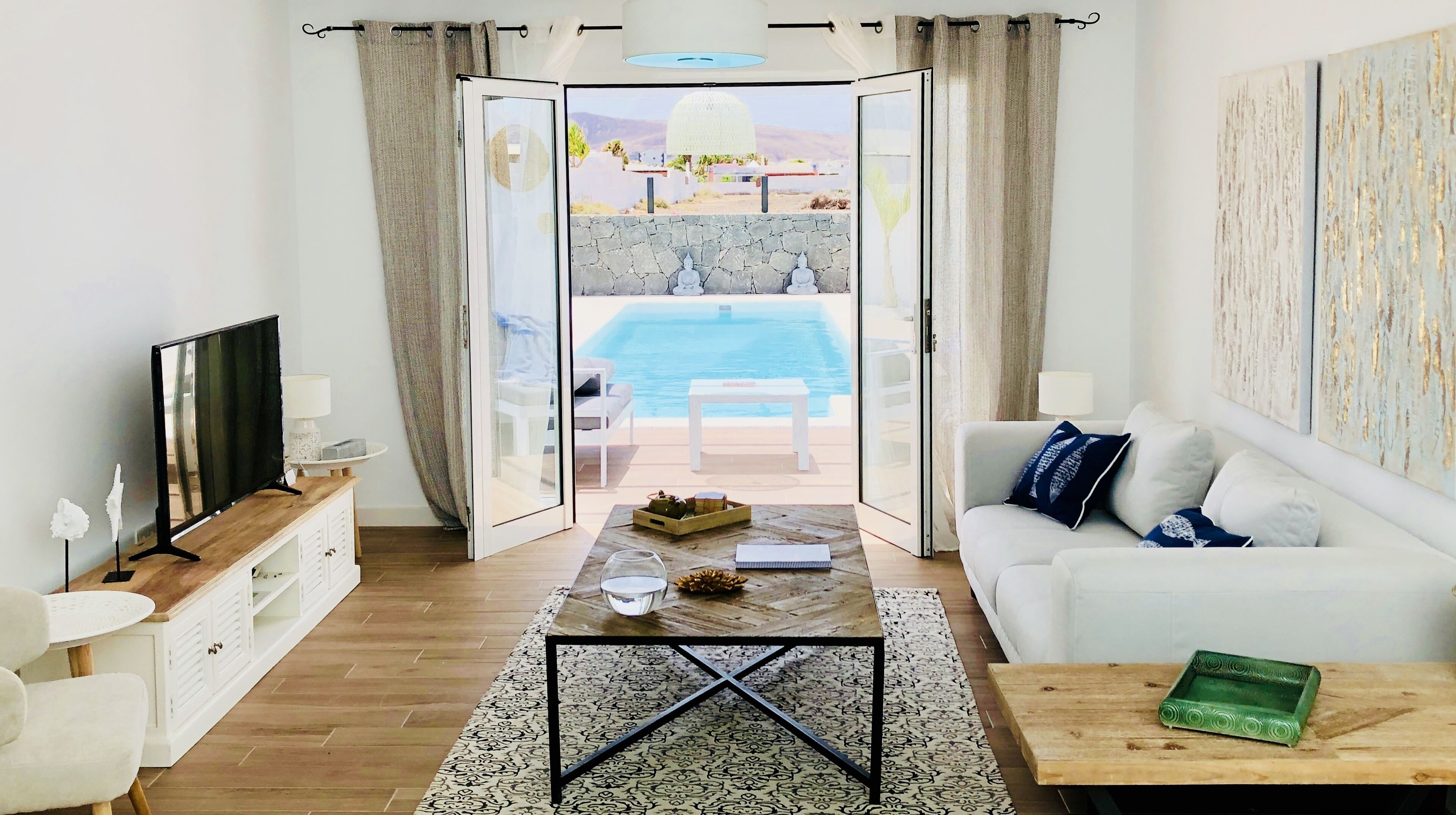 Smart TV, computer monitors